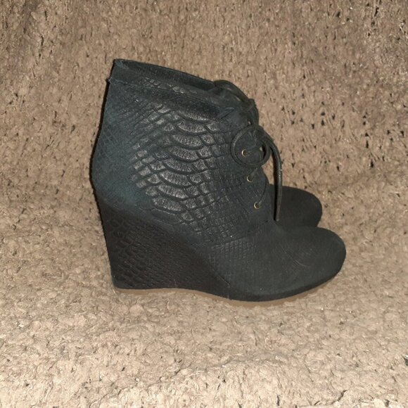 ROSEGOLD BRAND-Snakeskin Textured Black Suede Wedge Booties-Sz 37.5-Near Mint - Picture 5 of 8